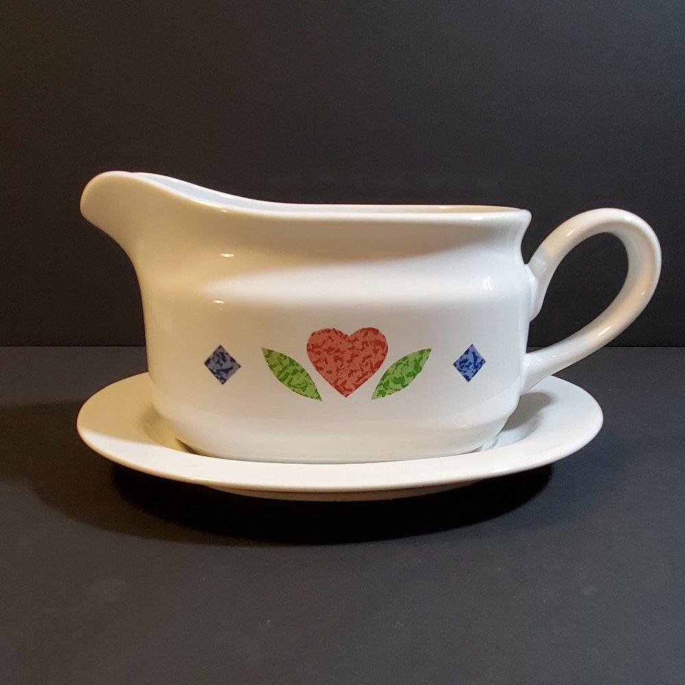 Corning Lifestyles Heart Quilt Gravy Boat w Dish